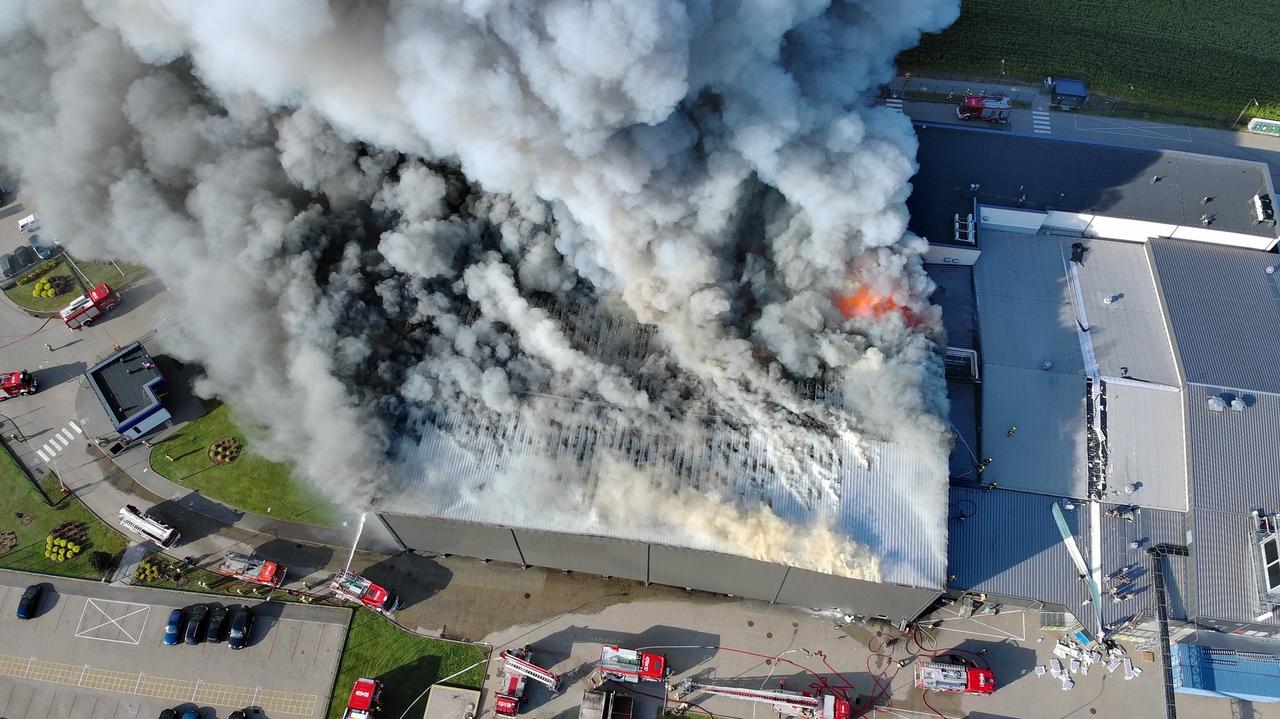 Płonie przetwórnia drobiu, "utracono kontakt z jednym ze strażaków"