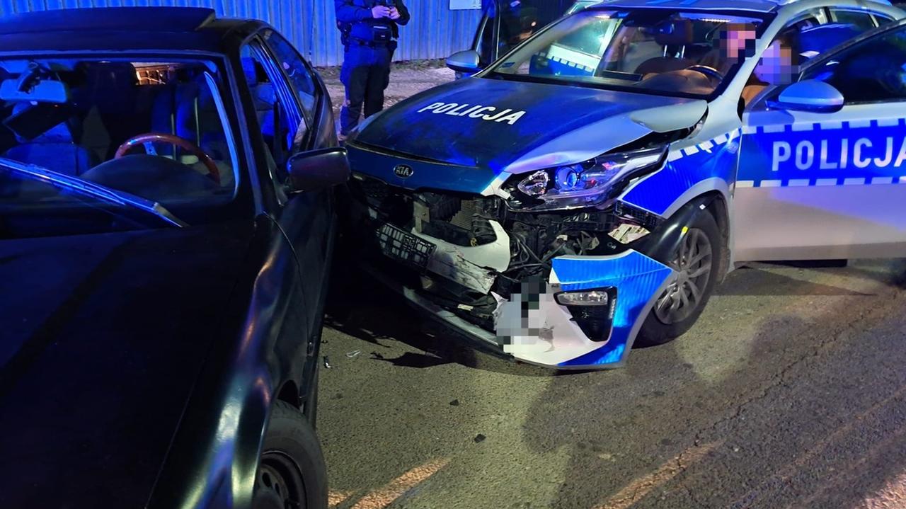 Użyli radiowozu, by zatrzymać uciekającego 20-latka