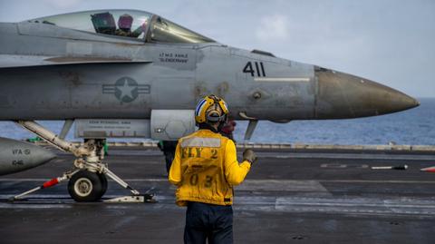Myśliwiec startujący z USS Abraham Lincoln