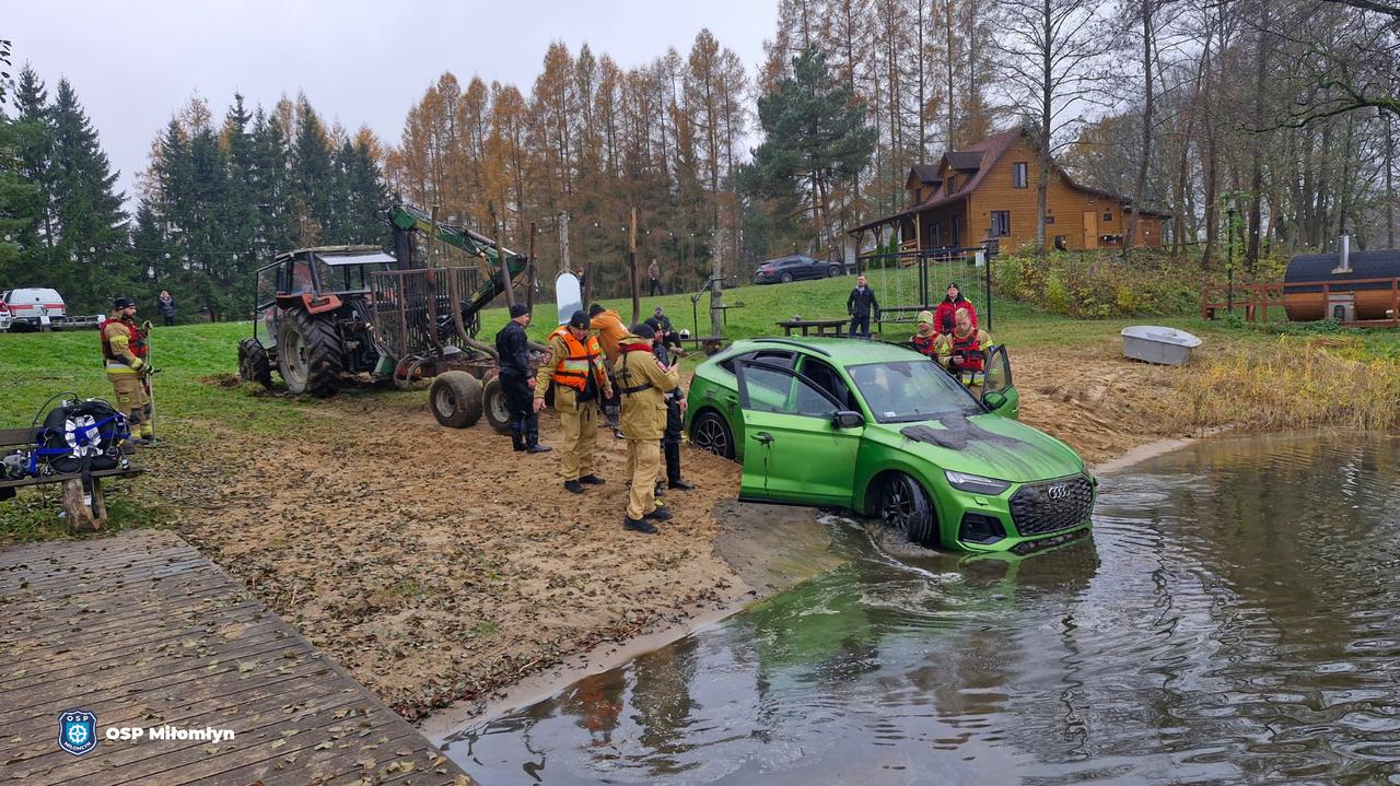 Luksusowe auto stoczyło się ze skarpy do jeziora