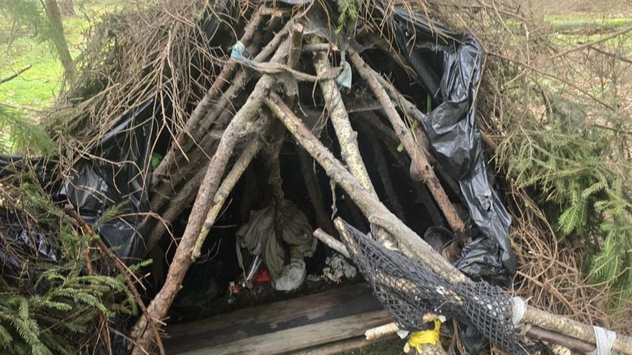 Nie chciał trafić do więzienia, przez dwa lata ukrywał się w lesie. Rzucił nożem w policjantów