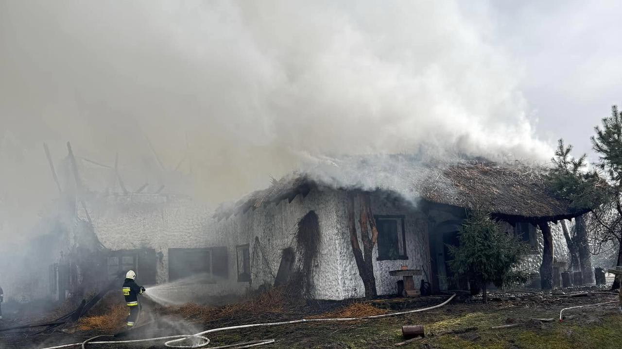 Pożar restauracji pokrytej strzechą gasiło 58 strażaków