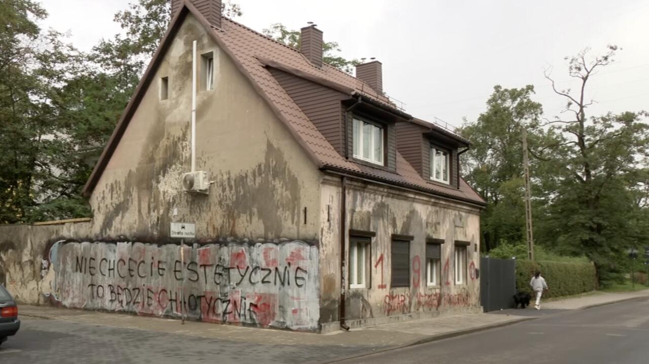 Zamalowali graffiti na swoim domu, kibole teraz się mszczą