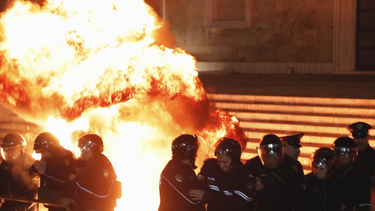 Wicepremier oskarżana o korupcję. Siedziba rządu obrzucona koktajlami Mołotowa