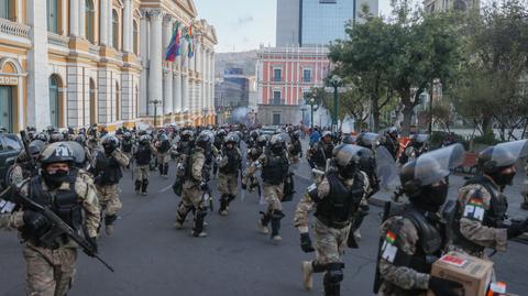 Żołnierze i pojazdy opancerzone gromadzą się przed siedzibą rządu Boliwii