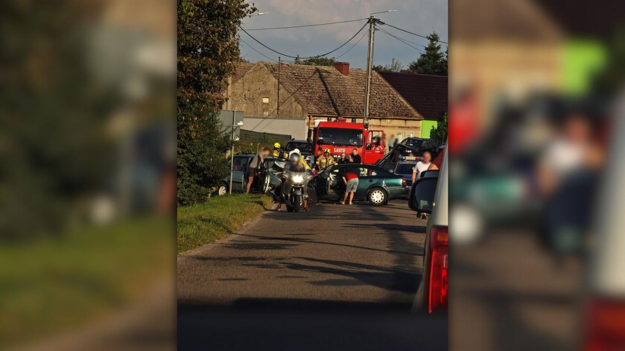 Zabici i ranni po czołowym zderzeniu samochodów