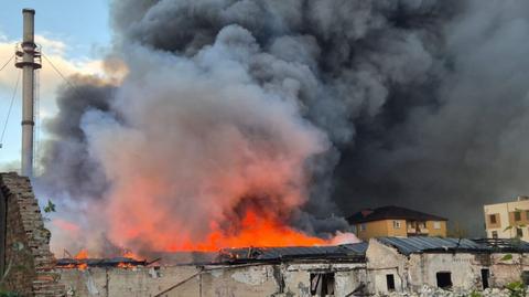 Sulechów. Pożar opuszczonych hal. Blisko sto osób ewakuowanych