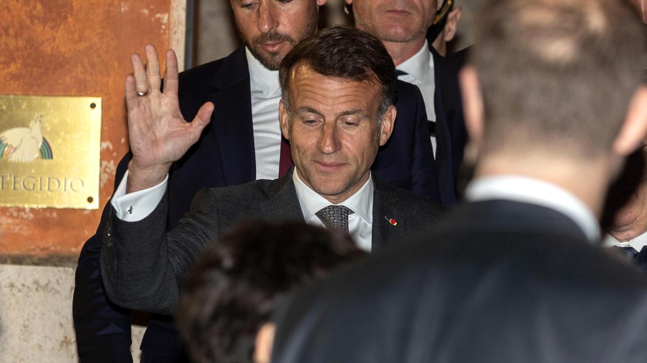 Mężczyzna zasłabł na ulicy w Rzymie. Akurat przechodził Macron