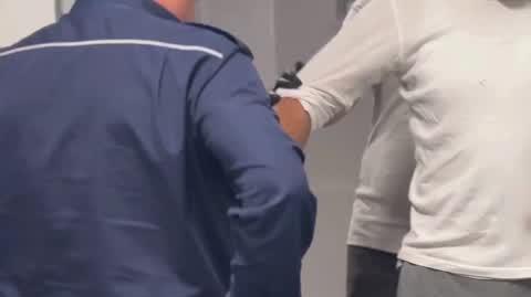 Mierzył do policjanta z wiatrówki 
