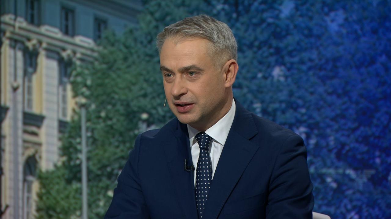 "Jak myślę o tym, iż prezydent siedziałby przy stole z takim bandytą jak Putin, to pukam się w głowę"