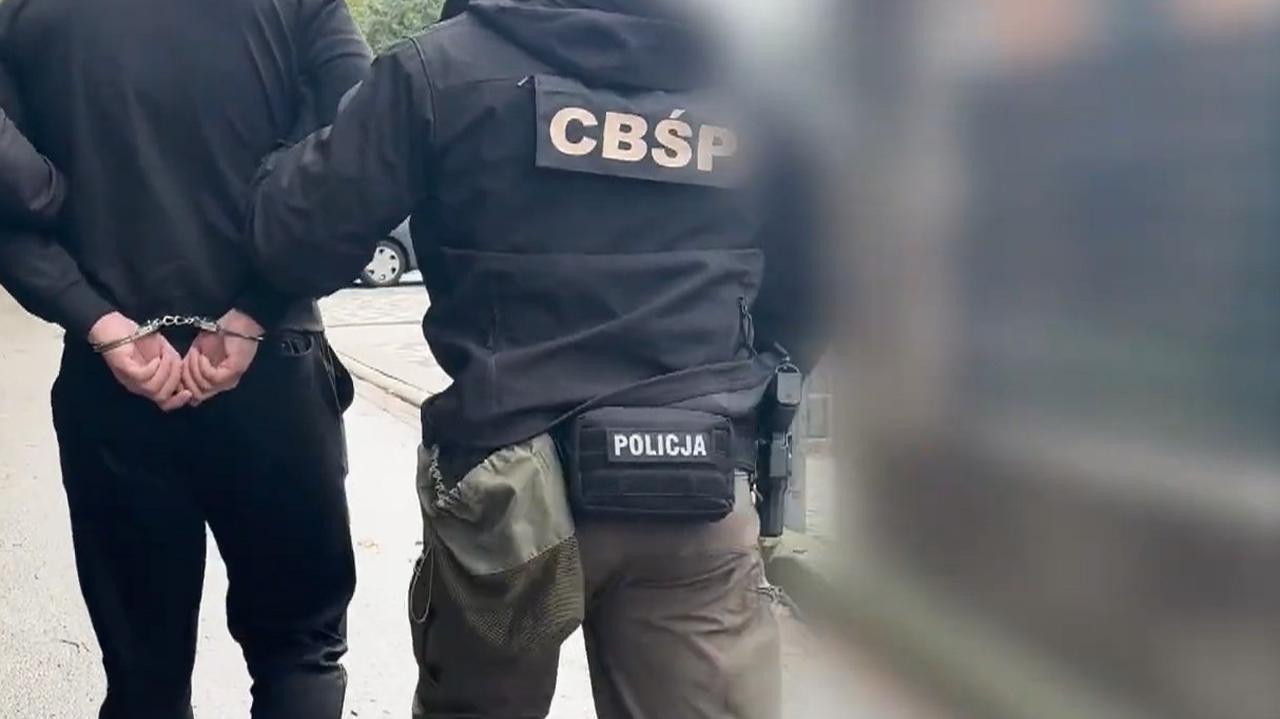 Przeszukali 15 miejsc, zatrzymali osiem osób
