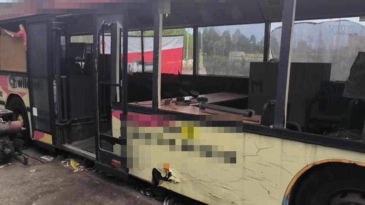 Wandale zniszczyli autobus i sprzęt klubu motocrossowego