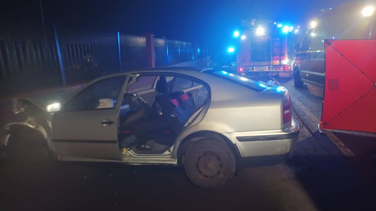 Uderzył autem w ogrodzenie cmentarza. Zginął na miejscu