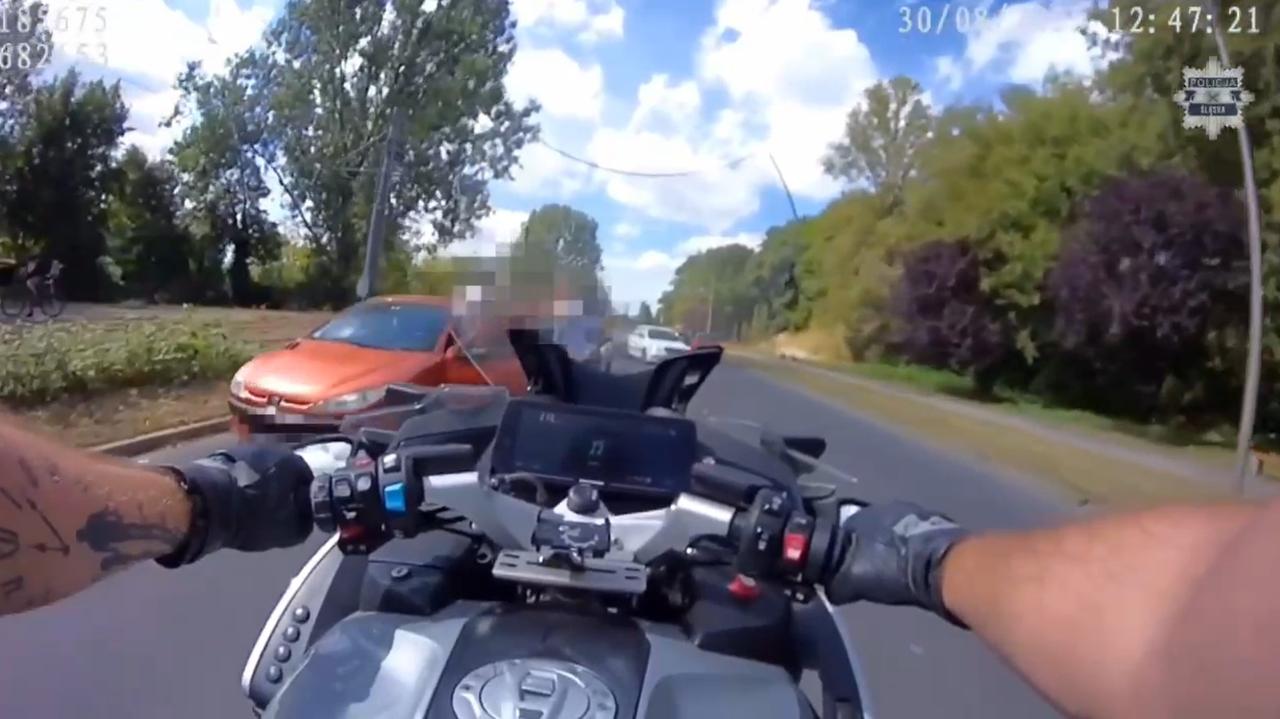 Jechał wężykiem, zjeżdżał na drugi pas. Zareagował policjant po służbie. Nagranie