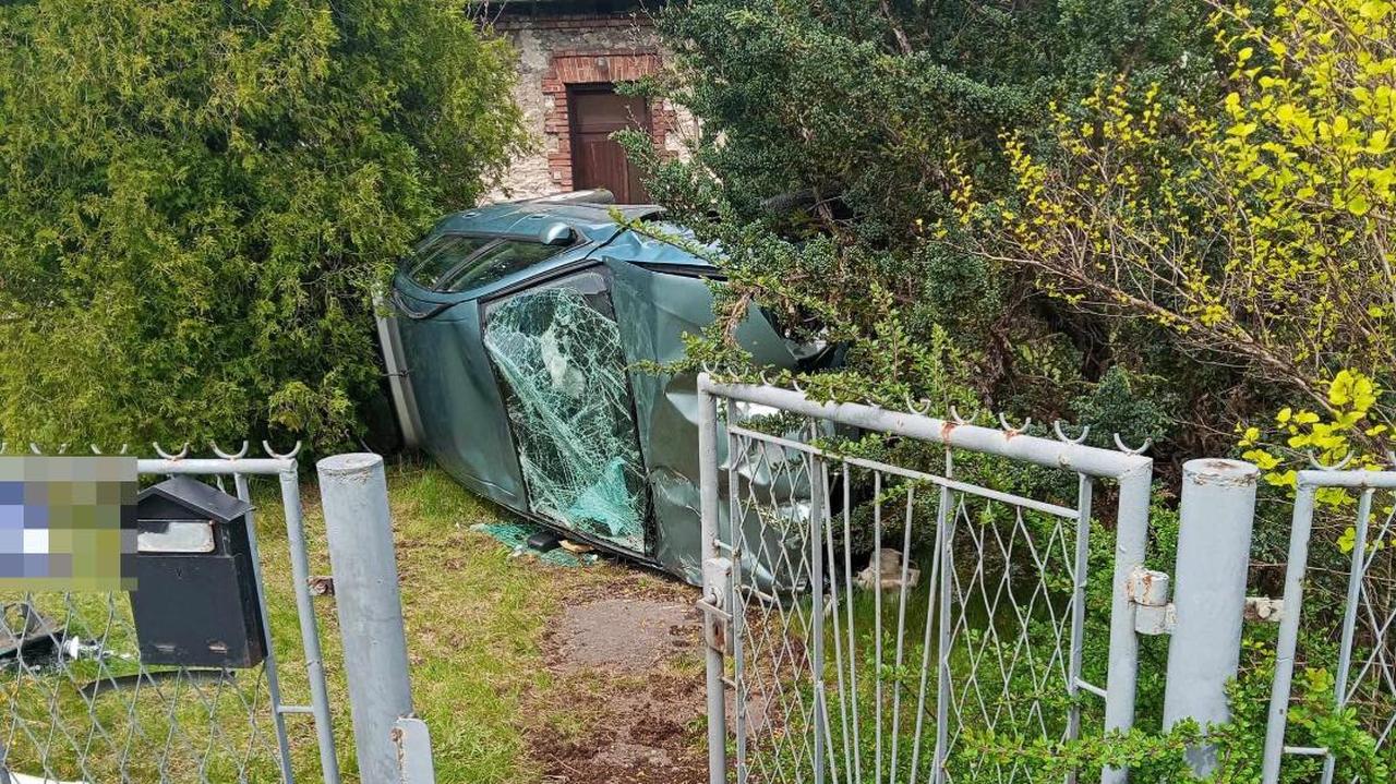 Zjechał z drogi, staranował ogrodzenie i zatrzymał się na prywatnej posesji
