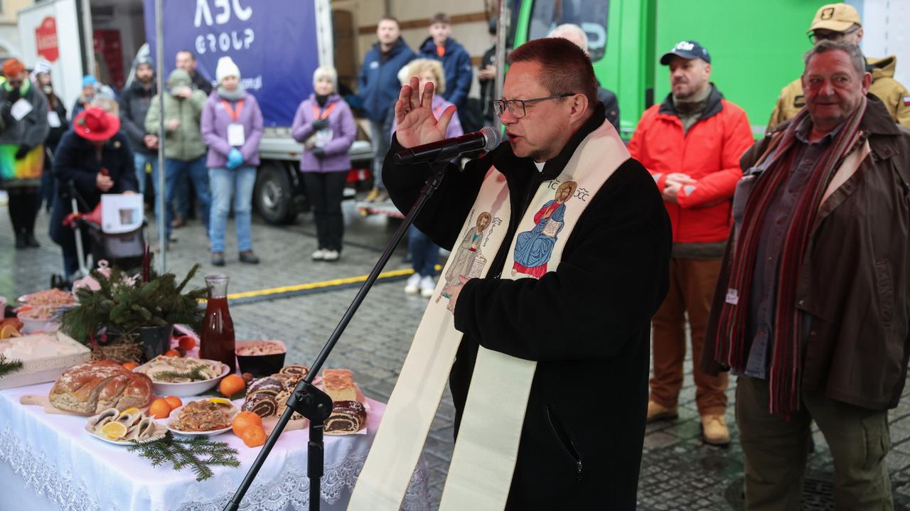 "Bez względu na wygląd każdy nosi w sobie godność". Wigilia na krakowskim Rynku