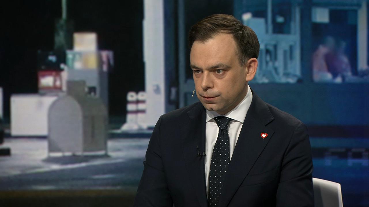 Kaczyński o cichych "podwyżkach" cen paliw. Minister finansów odpowiada