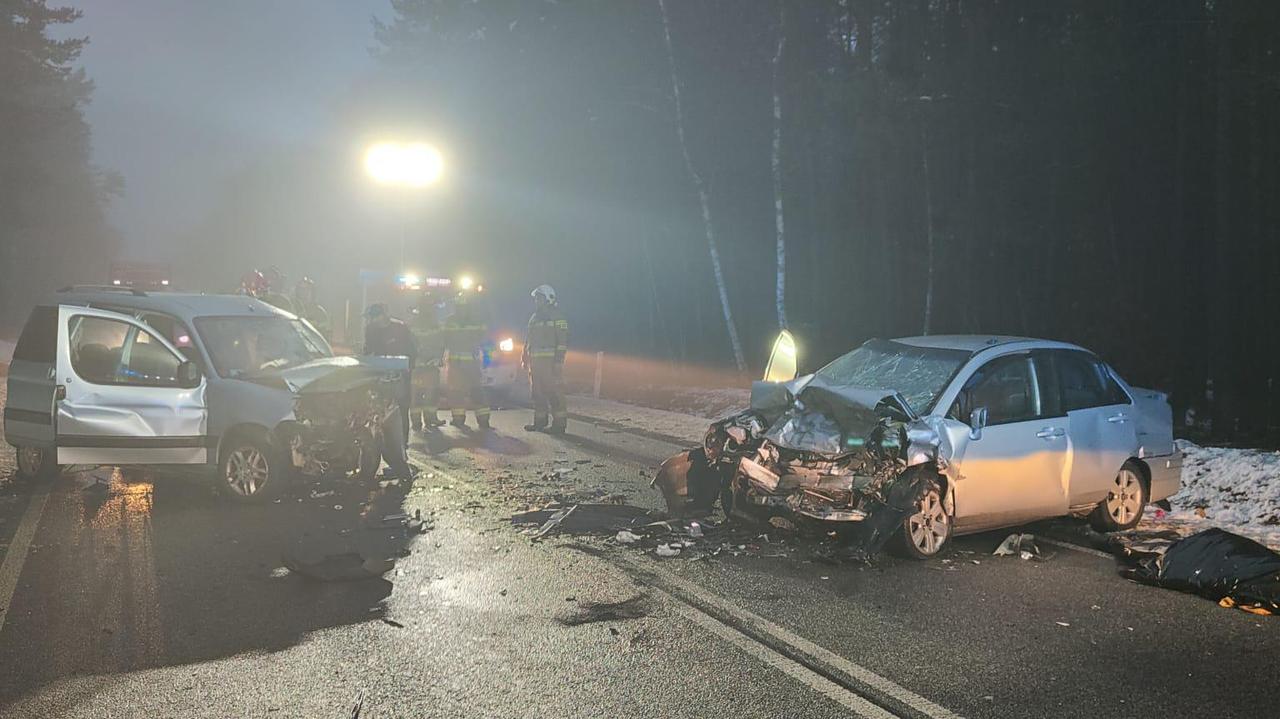 Czołowe zderzenie, nie żyje jeden z kierowców