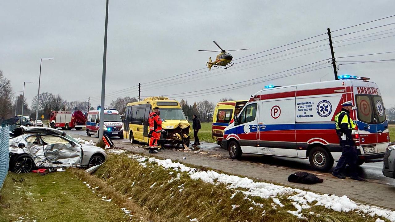 Czołowe zderzenie z autobusem komunikacji miejskiej. Lądował LPR