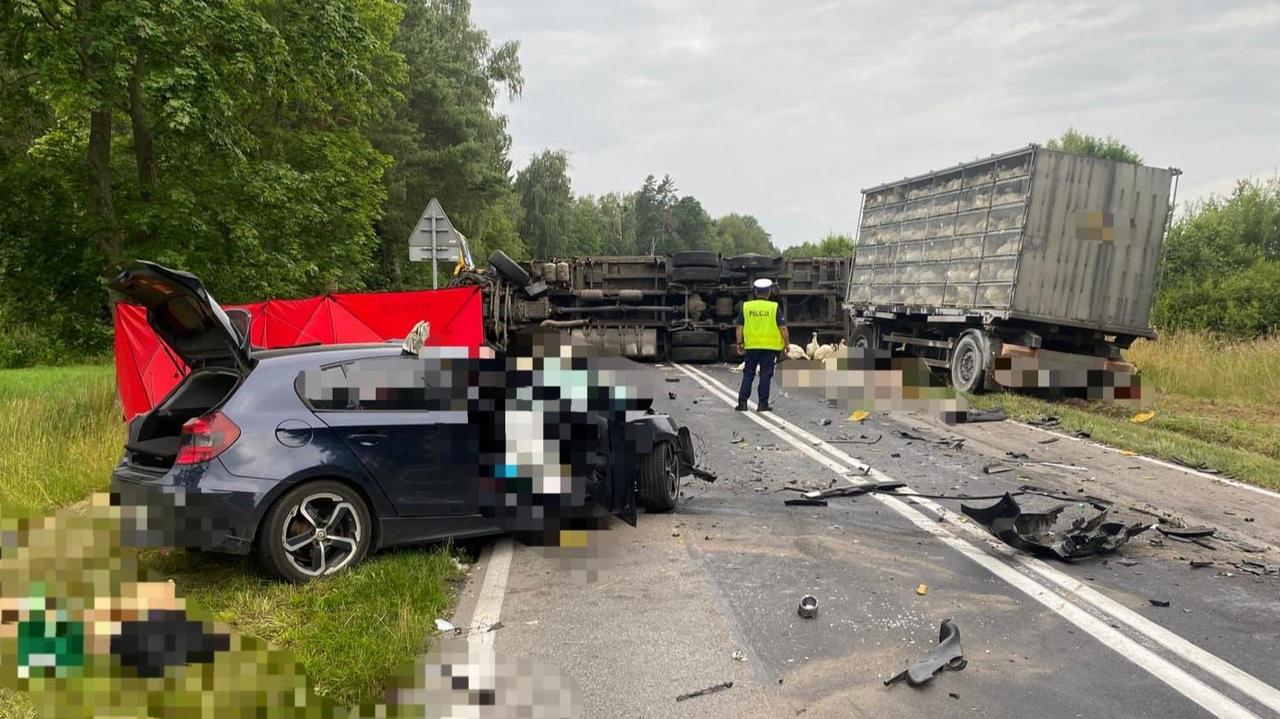 Zderzenie bmw z ciężarówką przewożącą drób. Jedna osoba nie żyje