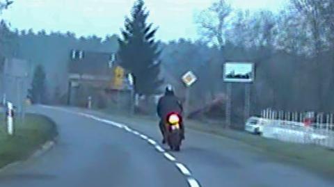 Pościg za motocyklistą. Wjechał do lasu, wywrócił się, uciekał pieszo