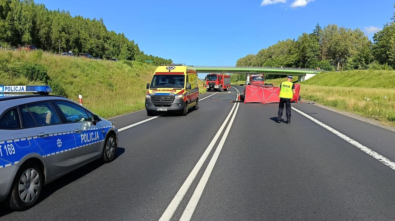 Zderzenie trzech samochodów. Nie żyje jedna osoba