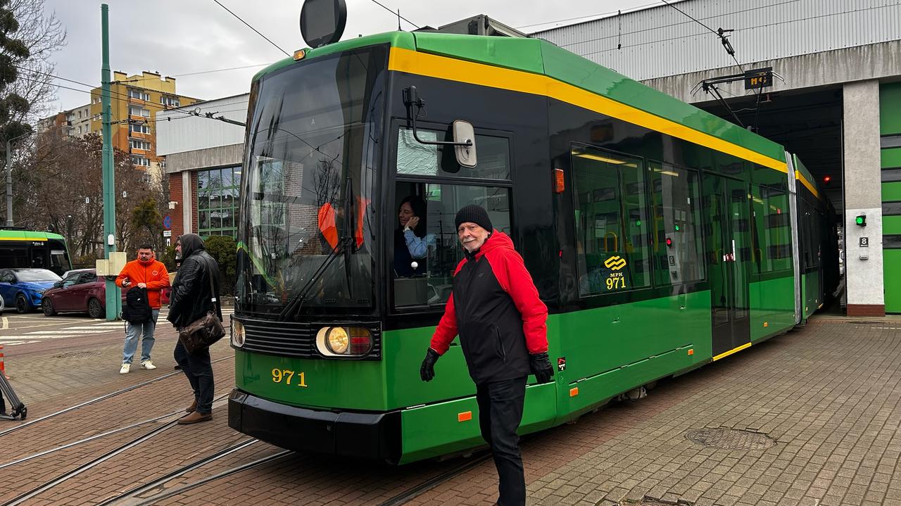 Poznań zaprezentował tramwaj z Bonn. "Możecie zobaczyć, jak ten 'niemiecki złom' wygląda"