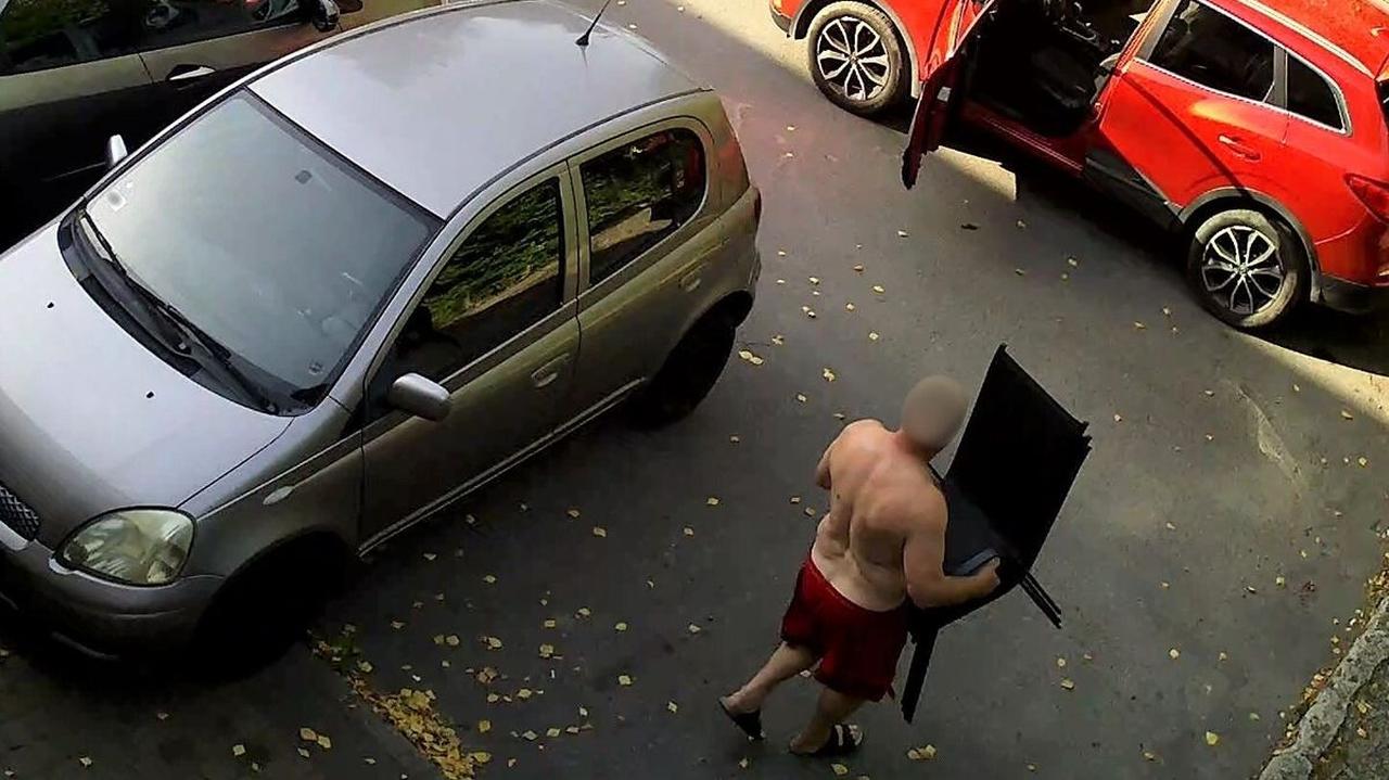 Nie miał na czym usiąść. Wkrótce może siedzieć