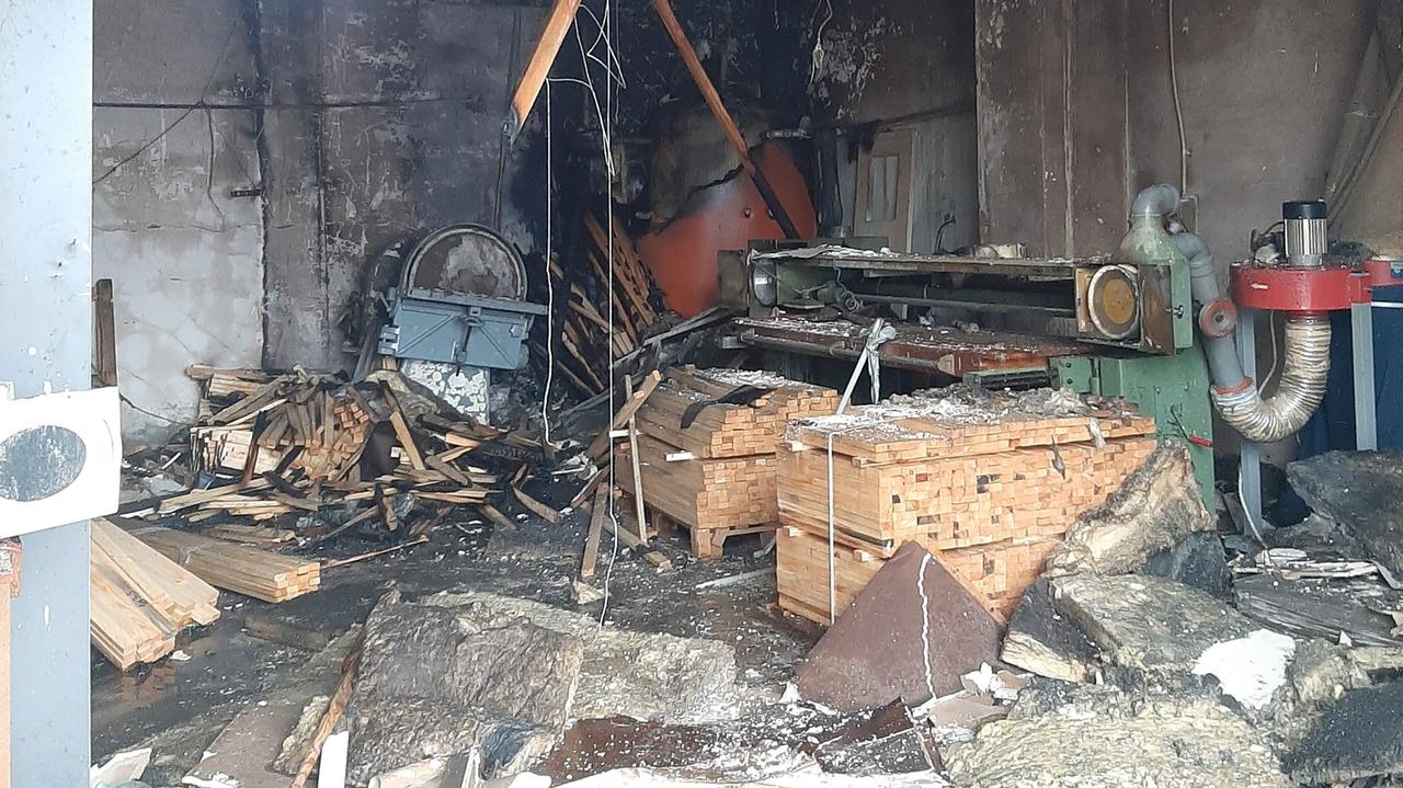 Płomienie pojawiły się nad ranem, spłonęła część hali