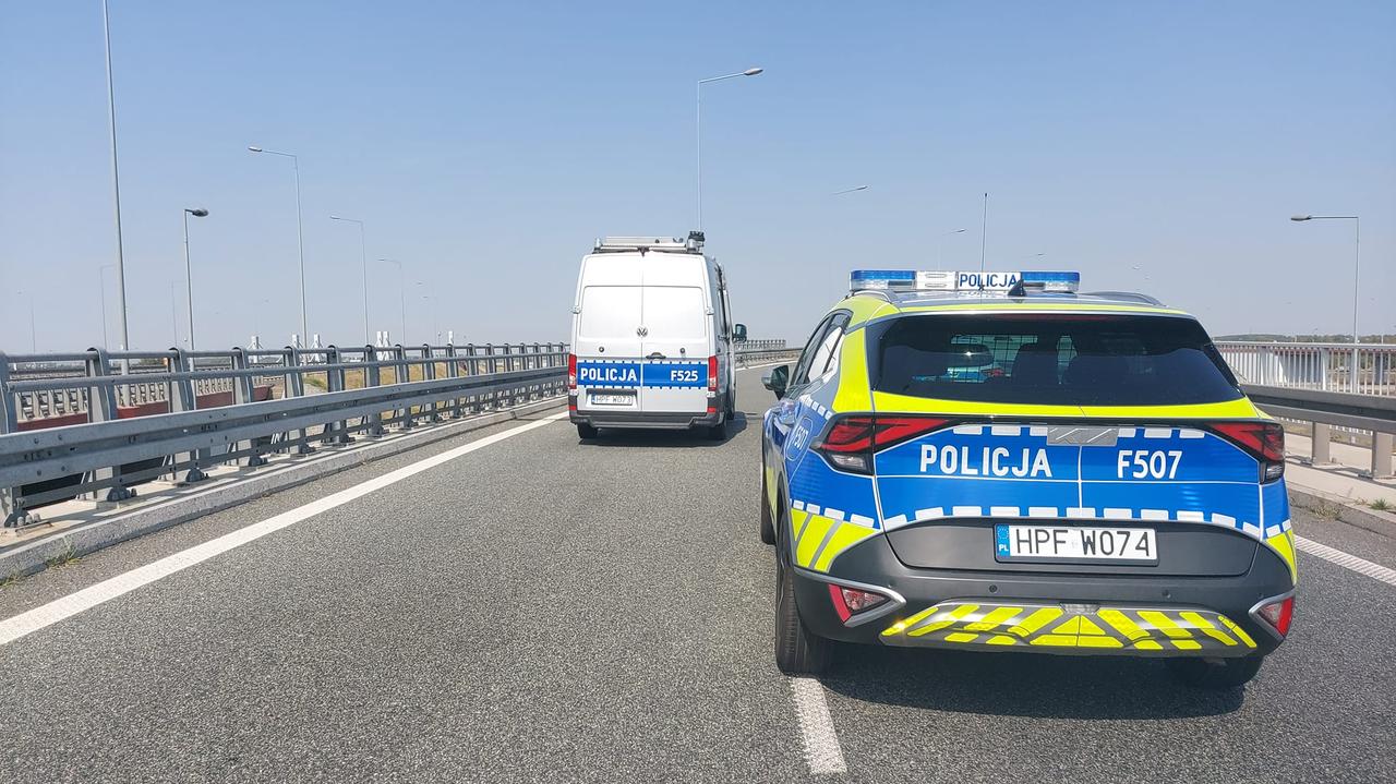 Uderzył w bariery na autostradzie, 53-letni motocyklista nie żyje