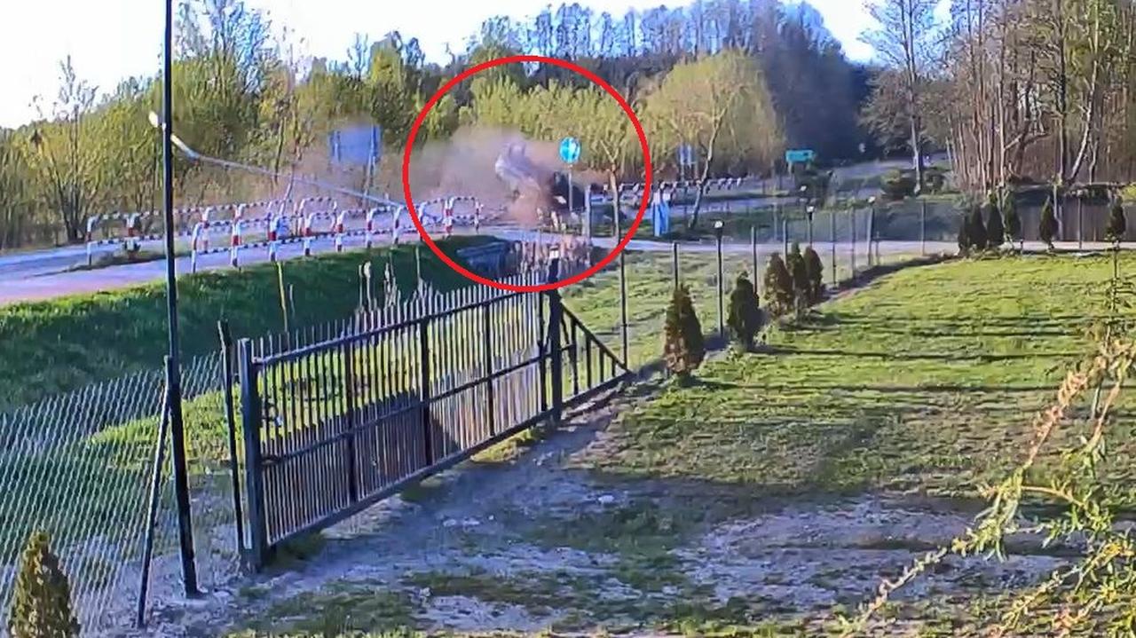 Ściął znaki, latarnię i "przeleciał" nad ścieżką rowerową. Nagranie