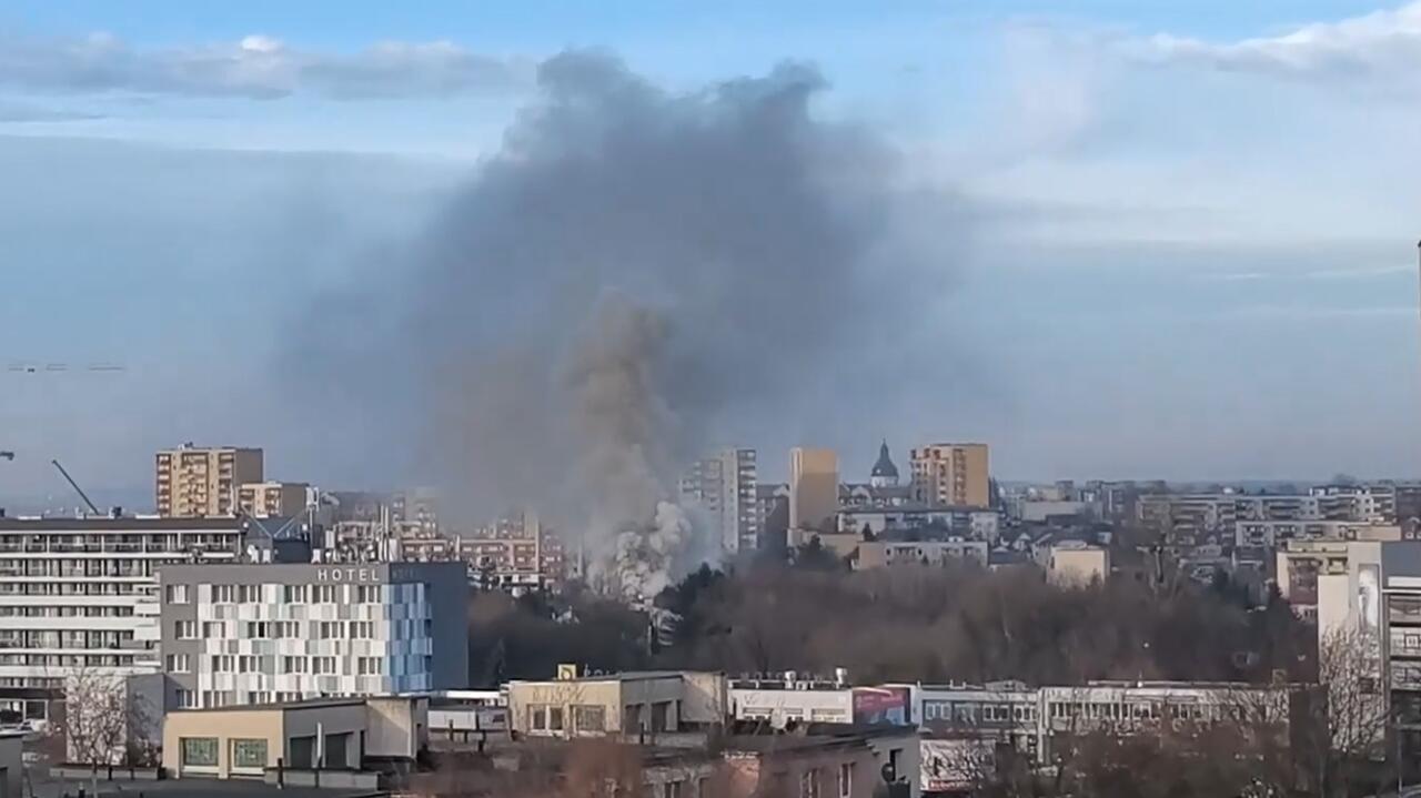 Chmura dymu nad miastem. "Cały budynek w ogniu"