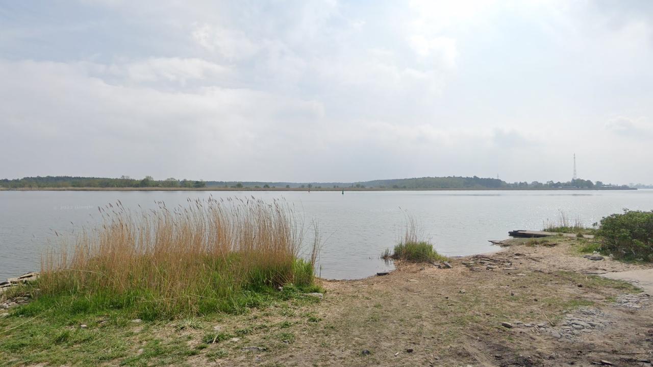 Dźwig zerwał linię wysokiego napięcia nad rzeką. Utrudnienia w żegludze