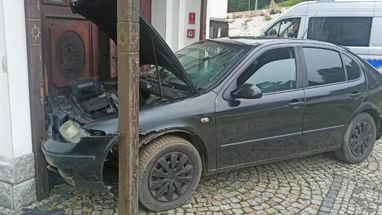 52-latek zasłabł za kierownicą i wjechał w drzwi kościoła