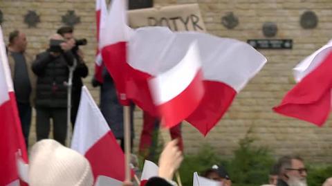 Baner z napisem "ps. Batyr kandydat wszystkich bandytów" na wiecu Nawrockiego 