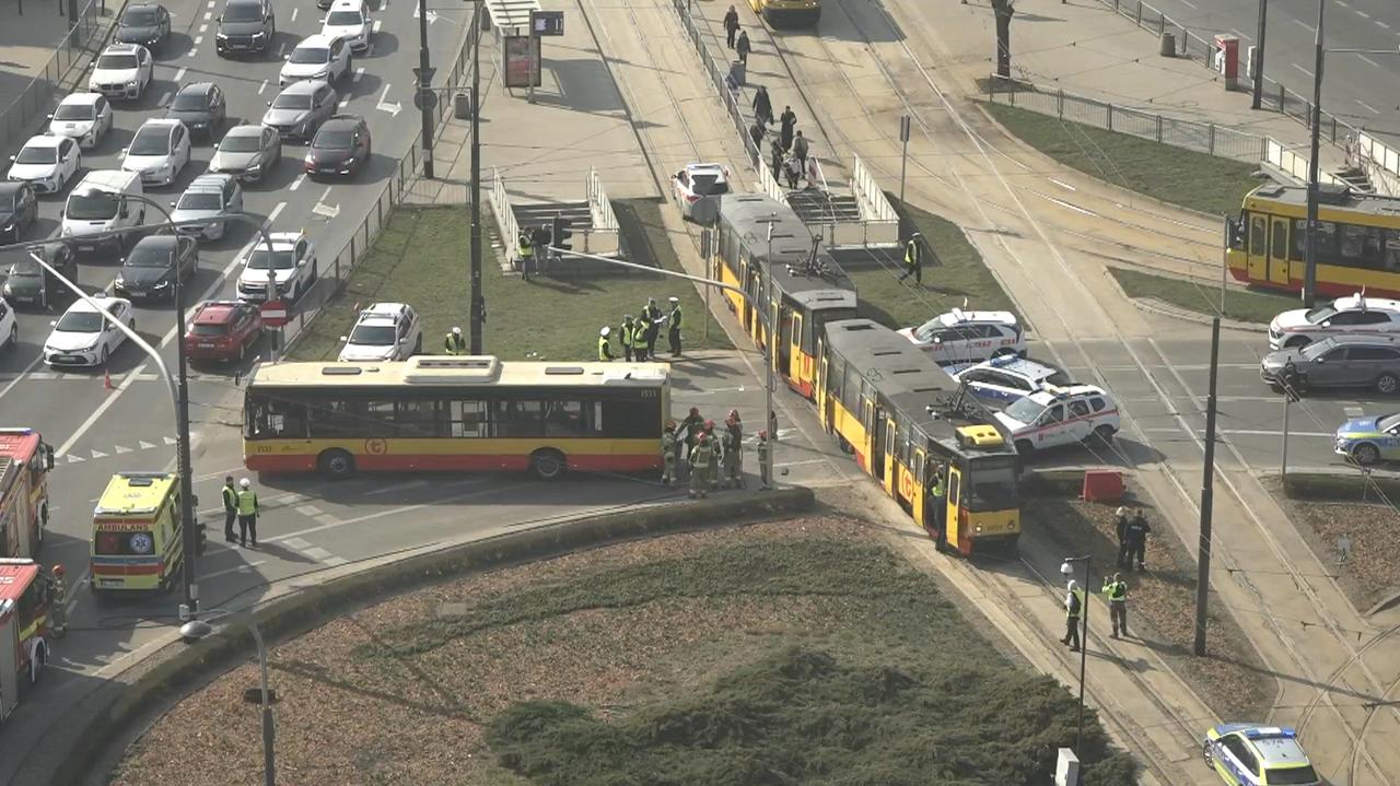 Tramwaj uderzył w tył autobusu. Są osoby ranne
