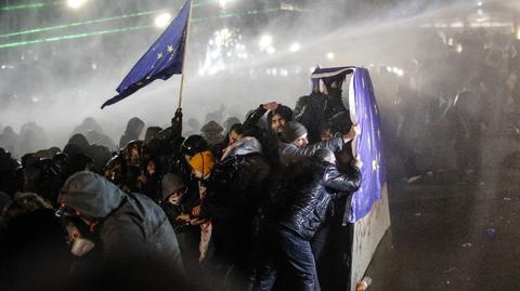 Tbilisi. Protest po ogłoszeniu wyników wyborów parlamentarnych. Wideo z 28 października