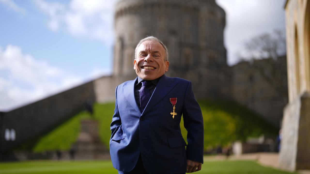 Aktor Warwick Davis z Orderem Imperium Brytyjskiego