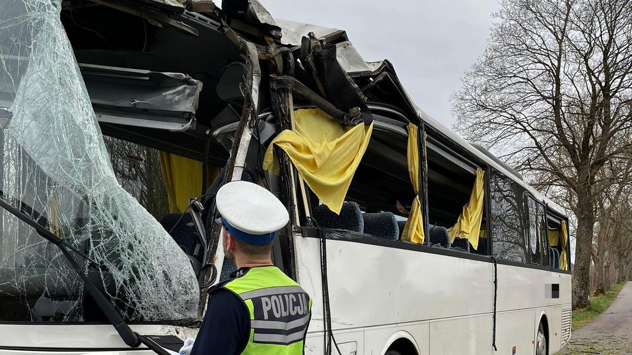 Autobus uderzył w drzewo. Ranne trzy osoby