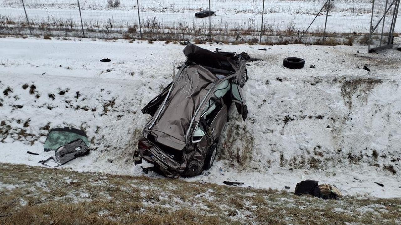 Uderzył w barierki na autostradzie i dachował. Jedna osoba w szpitalu