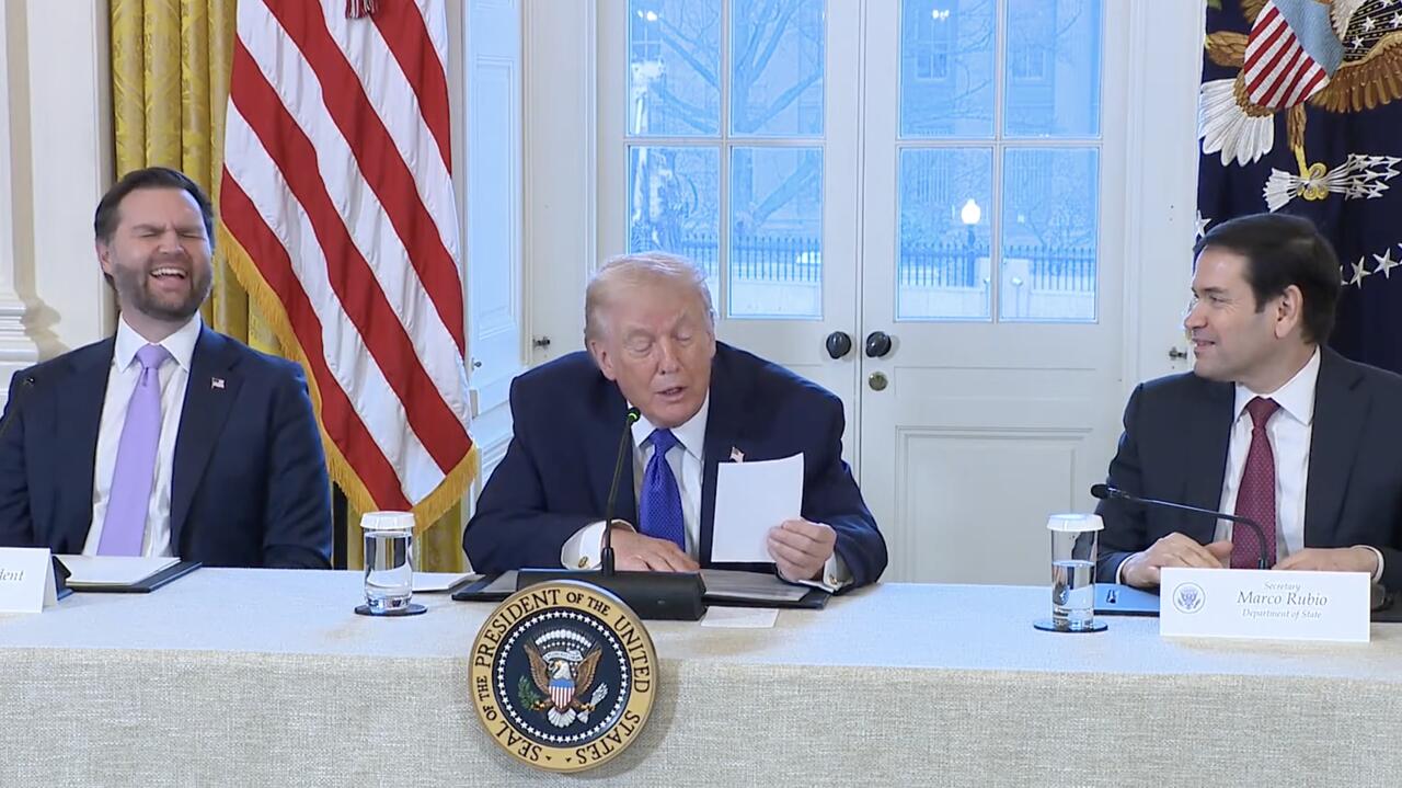 Rubio podsunął notatkę, Trump ją odczytał. Niezręczna sytuacja w Białym Domu