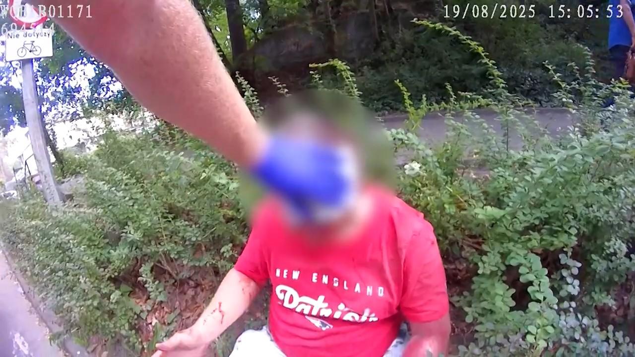 Podczas jazdy z roweru odpadło koło. 61-latek uderzył głową o jezdnię, nie miał kasku