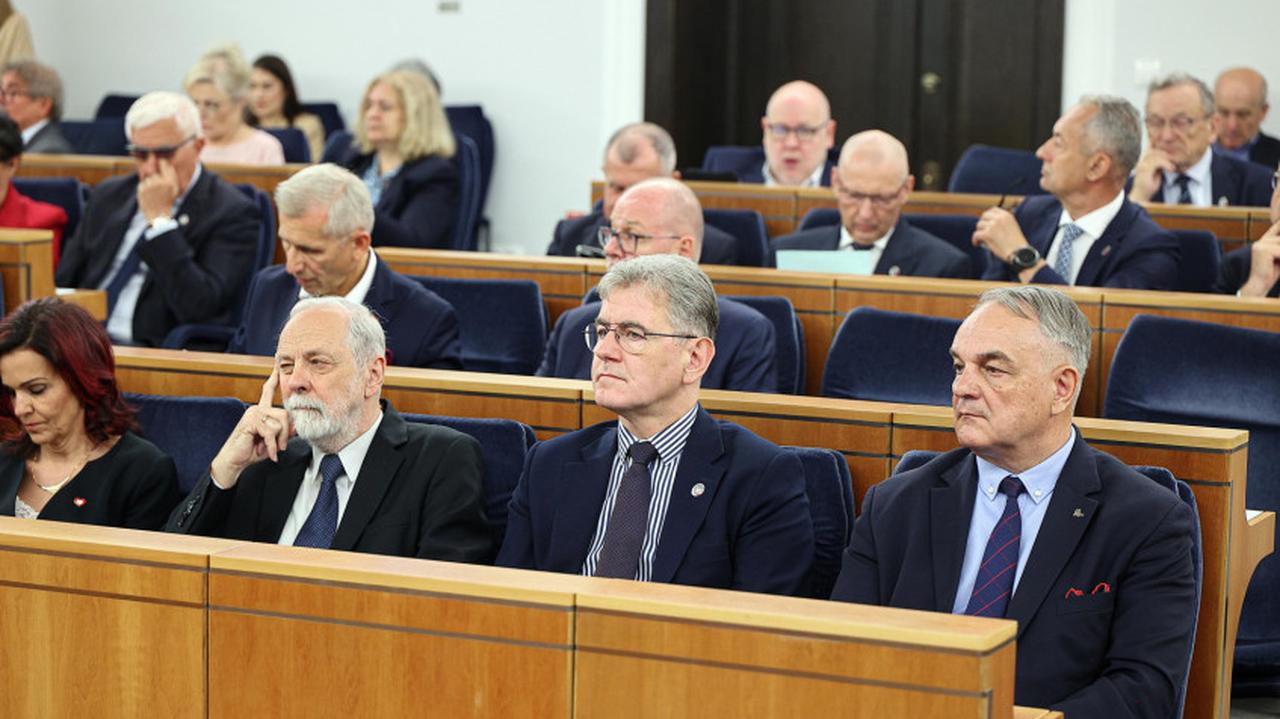 Gorąco na posiedzeniu Senatu. "Dlaczego nie zakazać picia wody?"