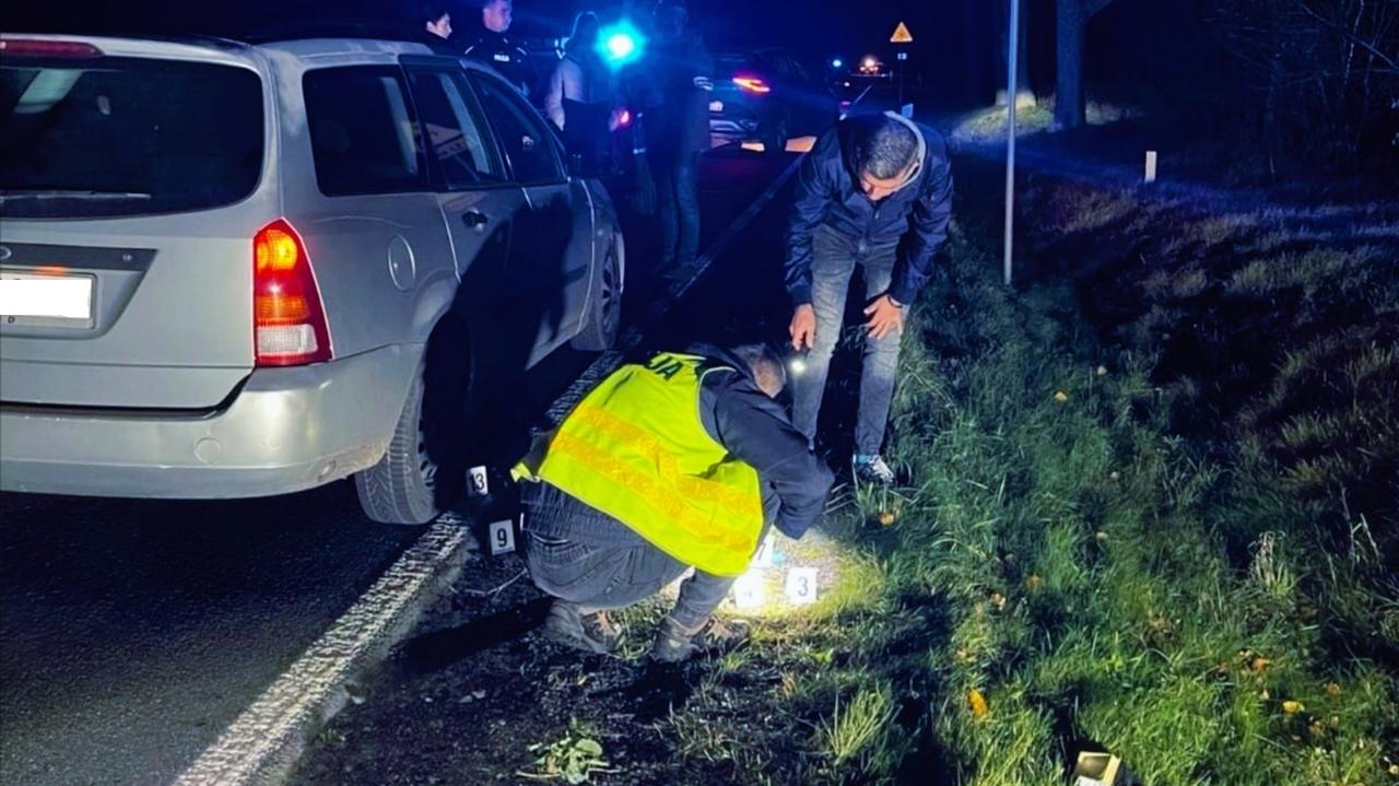 Uciekali po włamaniu, a z samochodu wyrzucali skradzione przedmioty