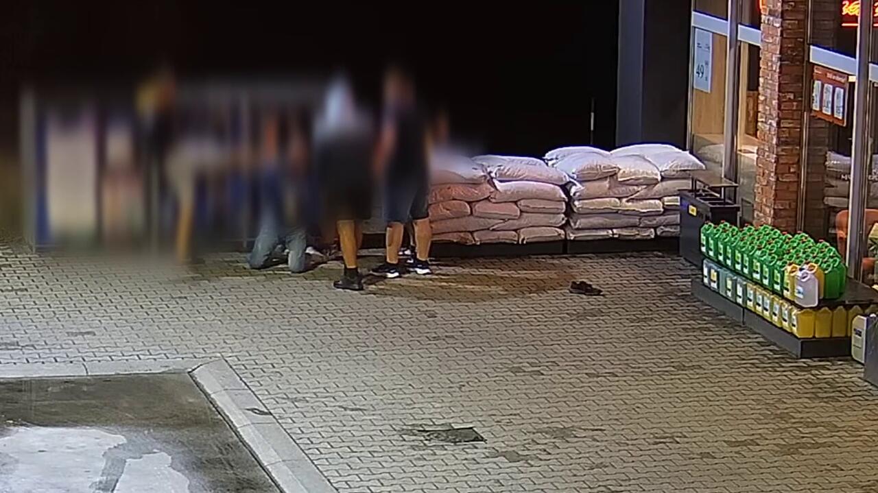 Ataki agresji w centrum miasta, bez powodu bili i kopali. Wszystko nagrały kamery