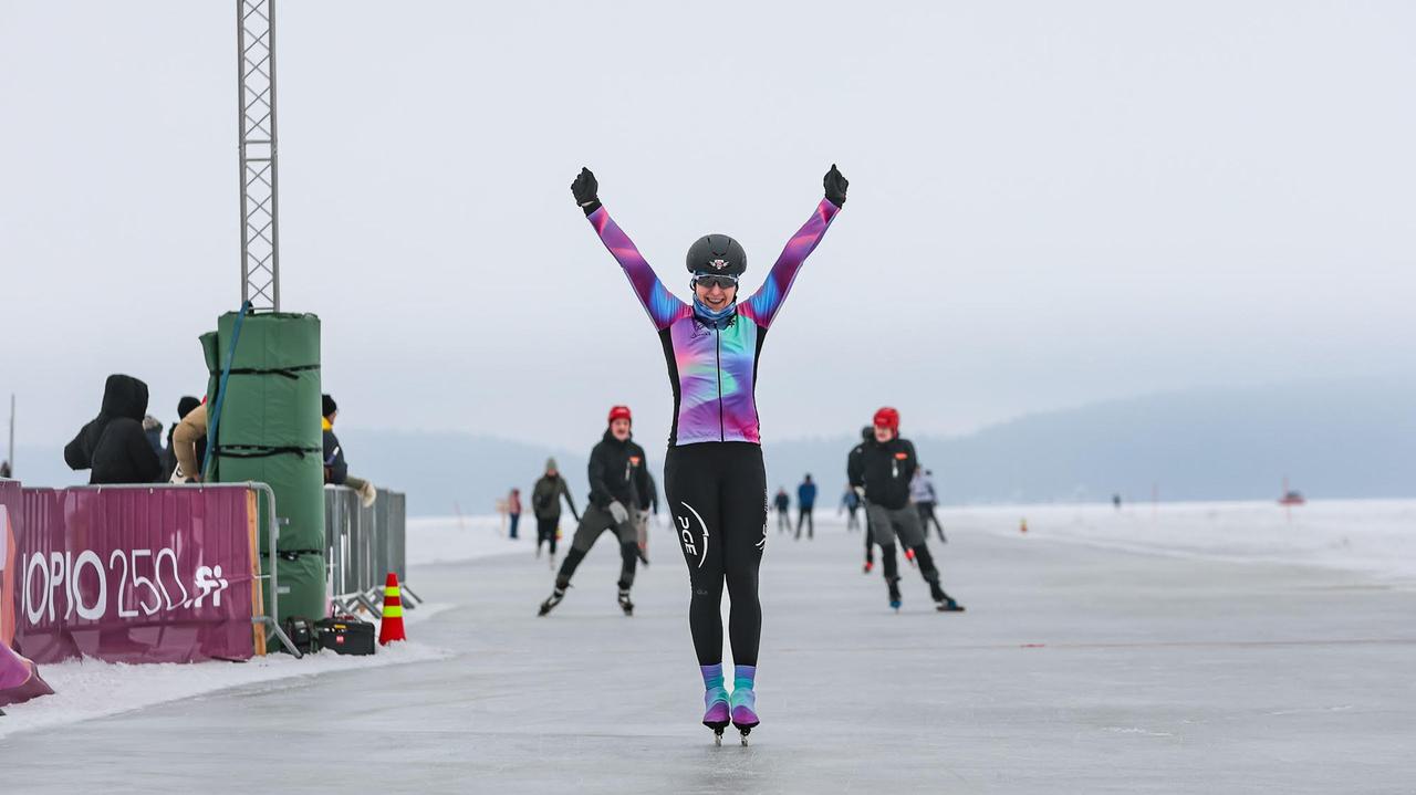 Polki na podium maratonu na zamarzniętym jeziorze 