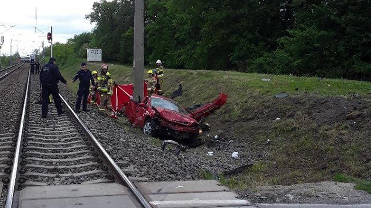 Pociąg uderzył w auto, nie żyje jedna osoba