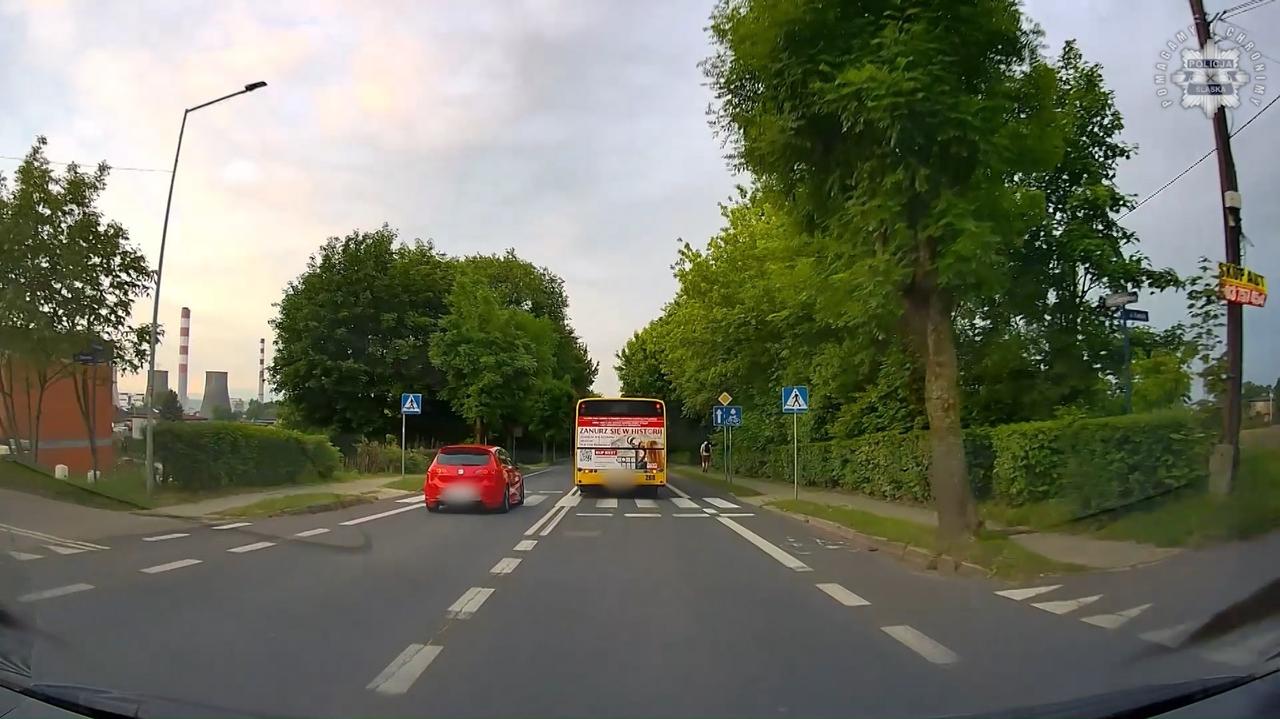 Wyprzedzał autobus przed przejściem dla pieszych. Nagranie