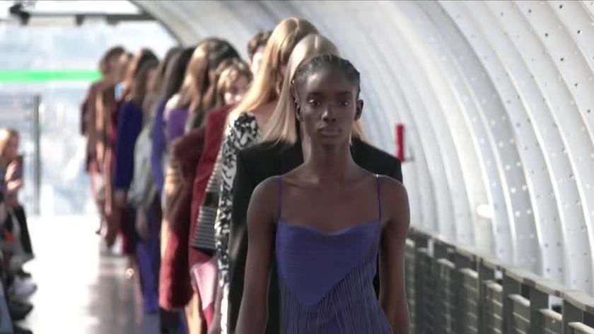 Pokaz mody w Paryżu. Nagranie archiwalne  