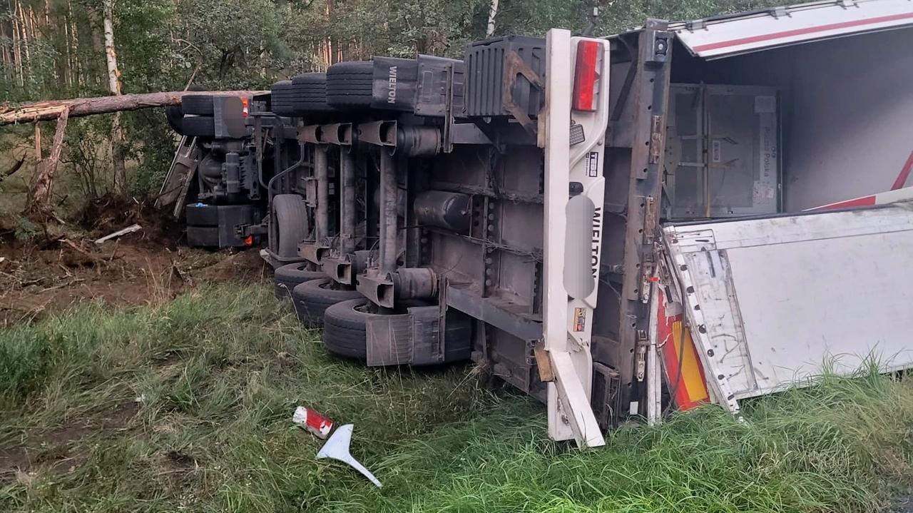 Czołowe zderzenie na krajowej "dziesiątce", nie żyje jedna osoba